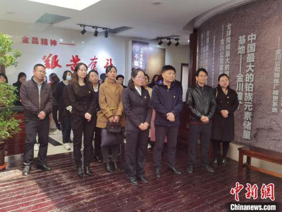 图为甘肃金昌干群瞻仰学习“红船”精神。 崔琳 摄