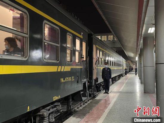 17日晚,756名甘肃籍游客搭乘Y58次“环西部火车游·畅游大西南”旅游专列缓缓驶离兰州火车站。 赵业彤 摄