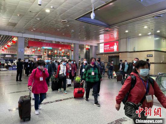 图为游客在兰州火车站出行。 赵业彤 摄