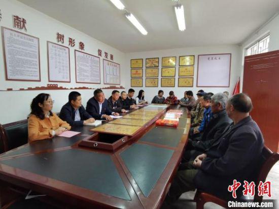 图为甘肃武都区汉林镇“为民办实事”活动中,村民与干部共商“实事清单”。 闫姣 摄