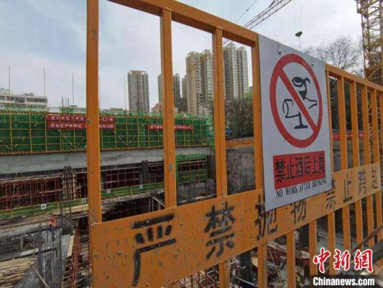 施工人员在进入施工现场后,要进行入场教育培训和班前教育等,确保大家掌握操作技能和安全注意事项。 张婧 摄