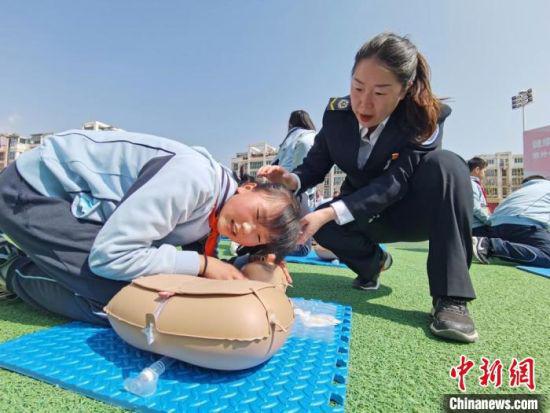 4月28日,甘肃省紧急医疗救援中心的专业人员为兰州市小学生教授心脏复苏技能。 闫姣 摄