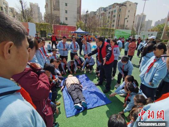 图为救援中心专业人员为学子讲解自救、互救知识。 闫姣 摄