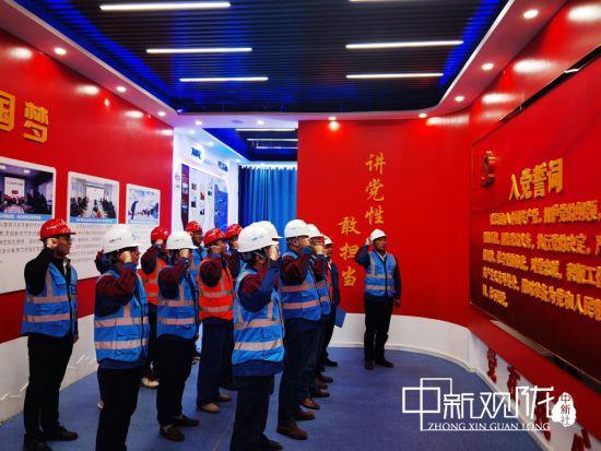 图为项目部全体党员重温入党誓词。