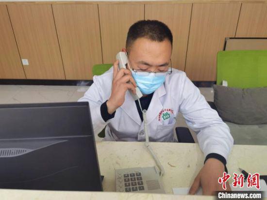 在兰州市城关区一接种点,工作人员接听“兰马”选手的疫苗接种咨询电话,并及时为其解答。 闫姣 摄