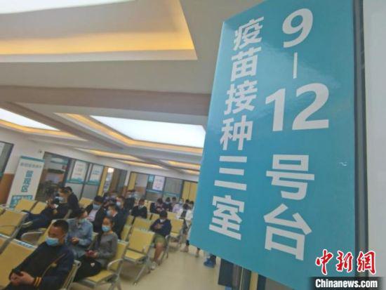 5月4日,兰州市城关区雁南街道社区卫生服务中心兰马赛参赛选手新冠疫苗接种点内,接种人员在留观室等待。 闫姣 摄