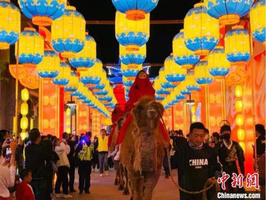 “五一”小长假期间,“丝路驼队”由大漠戈壁走进兰州城区。 刘芯羽 摄