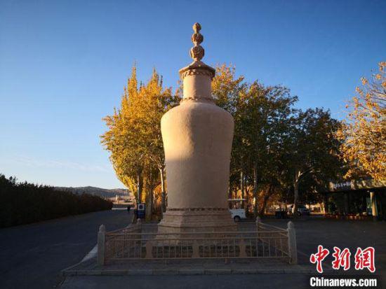 图为2020年11月,沐浴在晨光中的莫高窟道士塔。(资料图) 冯志军 摄