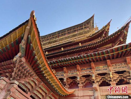 图为5月上旬,甘肃山丹县大佛寺内,正在修缮中的古建筑大雄宝殿。 中新社记者 高展 摄