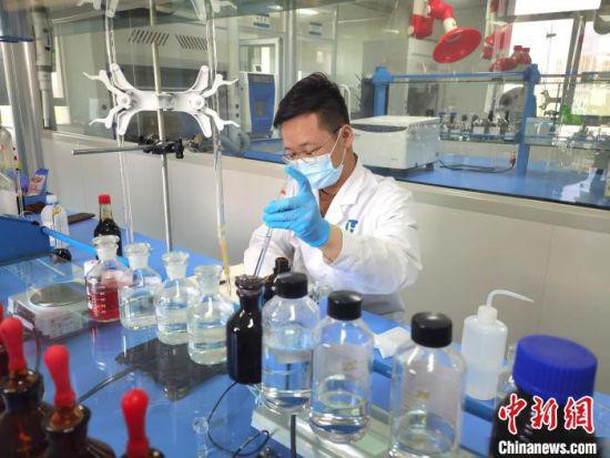 图为兰州天禾生物催化技术有限公司的实验室里科研人员做检测。 史静静 摄