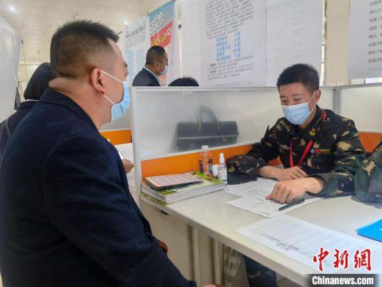 退役军人柖靖喆正在与用人单位进行交流。 高康迪 摄