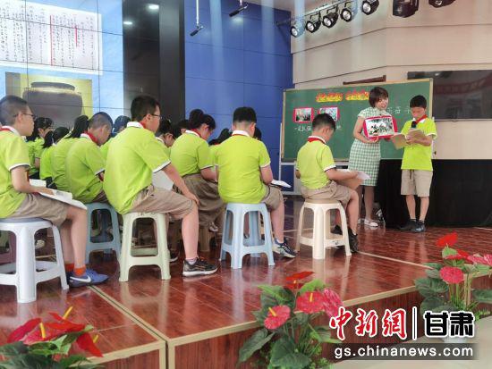 图为七里河区王家堡小学开展同上一堂党史课。崔琳 摄
