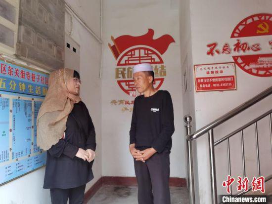 图为东关街寺巷子社区居民马玉霞(左一)在楼院里与邻居聊天。 崔琳 摄