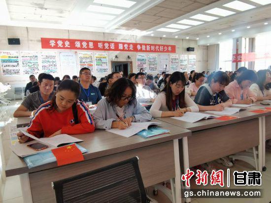 5月20日,兰州市小学师生“同上一堂党史课”暨思政课集体备课活动在该市七里河区王家堡小学开展。崔琳 摄