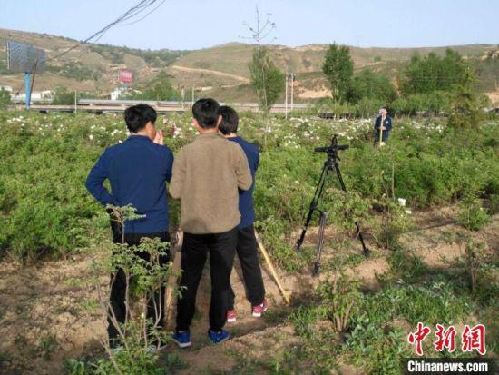 图为兰州高新技术企业对甘肃省临夏州一土地进行放线测量。(资料图) 受访者供图