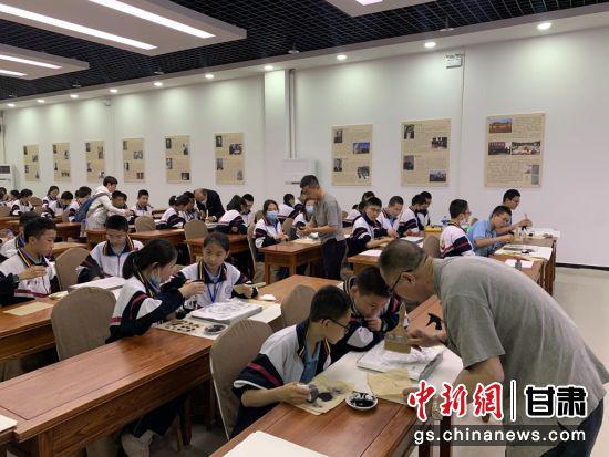 研学团队在敦煌阳关研学基地学习拓片制作。