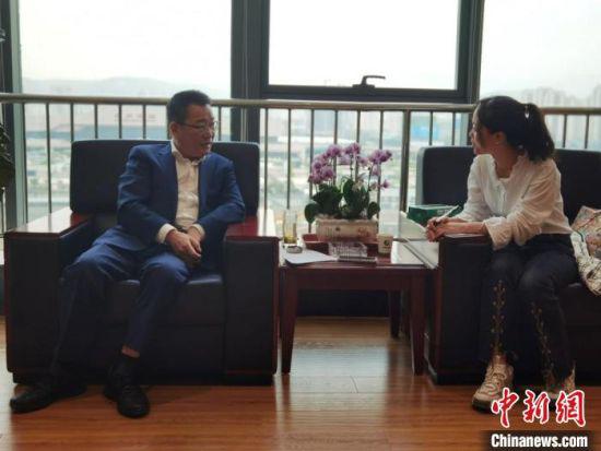 5月下旬,甘肃陇神戎发药业股份有限公司董事长(左)接受中新网记者采访,讲述他带着陇药闯世界的故事。 刘延新 摄
