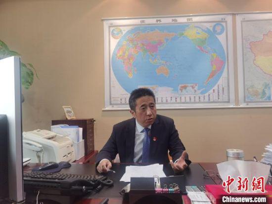 图为兰州银行行长蒲五斤接受中新网记者采访。 崔琳 摄