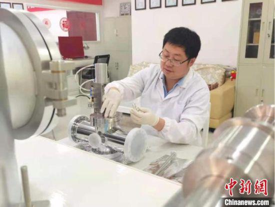 5月下旬,返回家乡创业的甘肃青年周鹏,安装、测试所研发核实验设备。 闫姣 摄