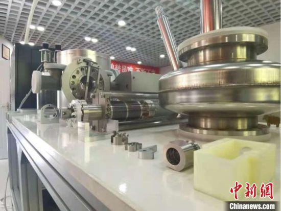 图为周鹏及团队研发出的核实验精密设备,陈列在实验室中。 闫姣 摄