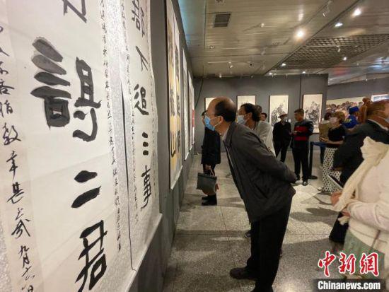 图为甘肃民族书画摄影作品首展现场。 郭秀瑞 摄