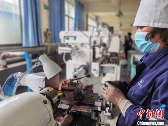 图为兰飞医疗公司人工机械心脏瓣膜的生产线。 崔琳 摄
