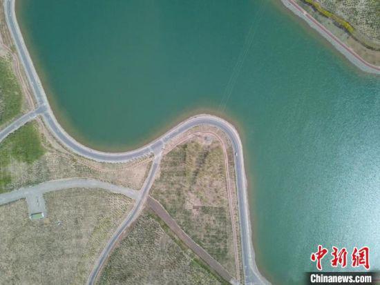 2021年5月,黑河(甘州段)左岸黑河滩的张掖城市森林公园建设现场,昔日戈壁乱石滩成为城市后花园。 高展 摄