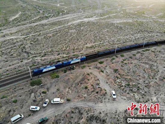 图为航拍兰新铁路列车撞人事故现场。 杨艳敏 摄