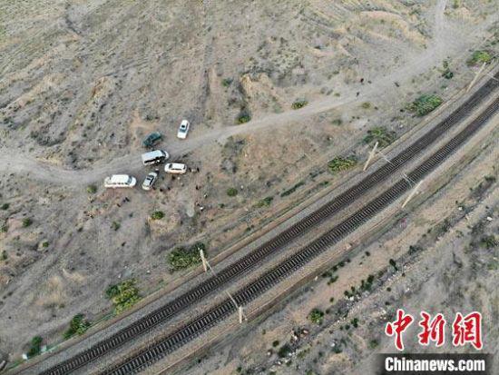 图为航拍兰新铁路列车撞人事故现场。 杨艳敏 摄