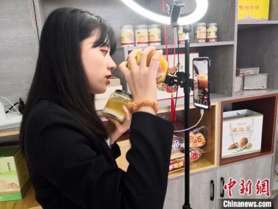 图为甘肃境内无处不在的直播带货。(资料图) 冯志军 摄