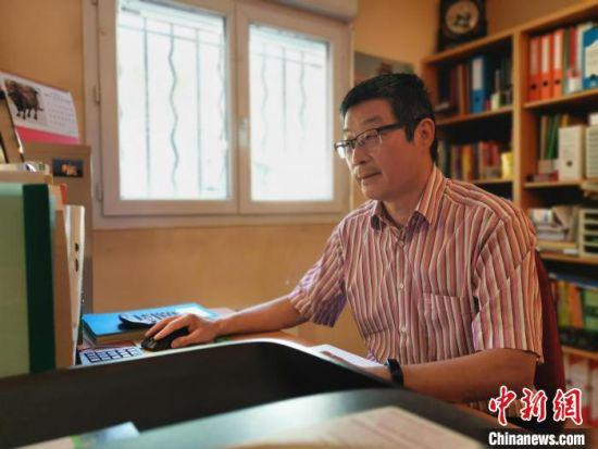 图为姚晓竞正在规划房车出发前的计划。(资料图) 受访者供图