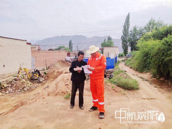 管道工对管段农民巡线员开展一对一培训。