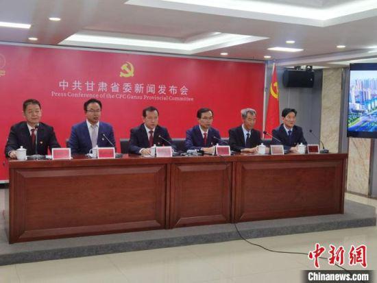 6月22日下午,甘肃省委举行“风华百年路奋进新陇原”——甘肃省庆祝建党100周年武威专场新闻发布会。 崔琳 摄