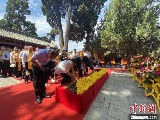 公祭伏羲大典当天,祭拜者谒庙拜祖,敬献鲜花。 高展 摄