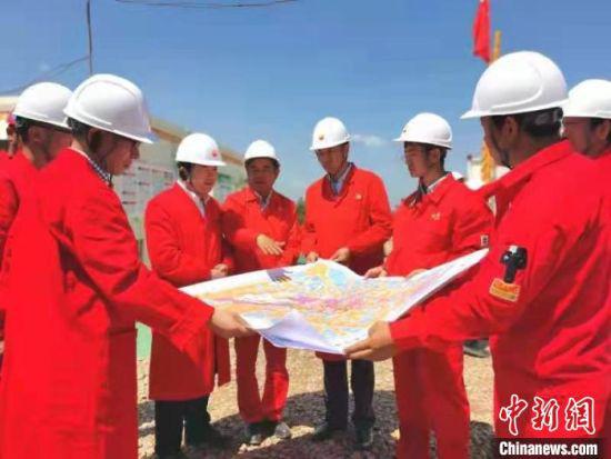 图为长庆页岩油开展产学研一体化研究攻关。 李忠斌 摄