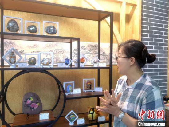 6月下旬,马玉兰向记者介绍学生作品。 高康迪 摄