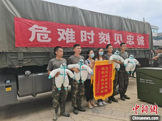 在“最牛军车”前,火箭军某部收到表达感谢的锦旗。 陈世锋 摄