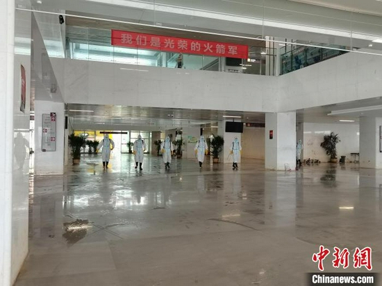 图为火箭军某部在阜外华中心血管病医院进行消杀工作。 陈世锋 摄