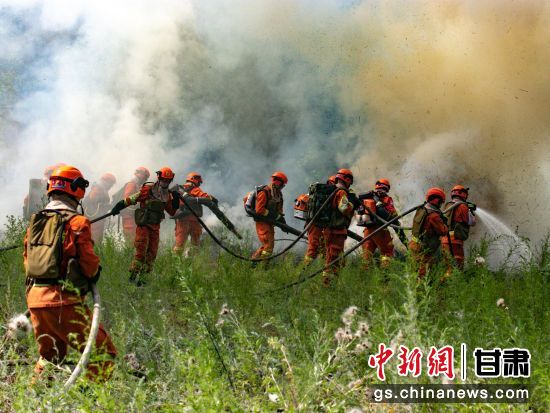 图为指战员在进行纵深扑打。