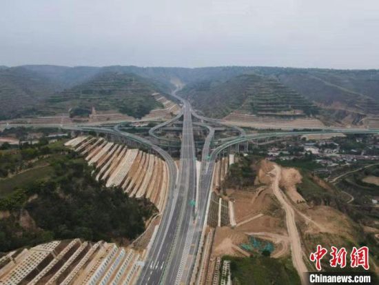 7月9日,甘肃省6条高速和一级公路通车试运营。图为甜永高速公路。(资料图) 殷万军 摄