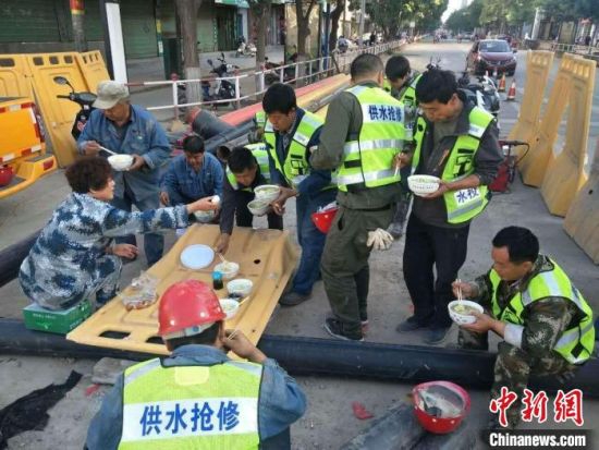 图为王惠玲和职工在供水抢修现场。 雷华 摄