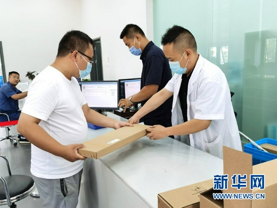 甘肃省计量研究院收发大厅内,业务窗口工作人员正在帮助客户送检设备。新华网发(宋昱静 摄)
