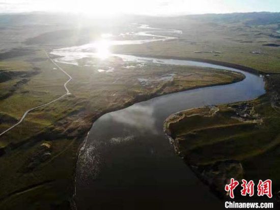 8月下旬,甘肃玛曲县,一场秋雨过后的黄河“首曲”在夕阳照射下美景如画。(资料图) 杨艳敏 摄