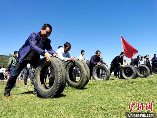 图为滚轮胎比赛。 秦亭镇政府供图