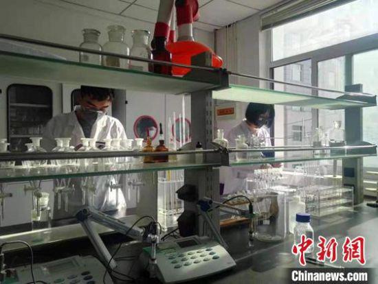 图为1月底,甘肃省生态环境厅监测技术人员开展饮用水水源地水质分析。 甘肃省生态环境厅供图