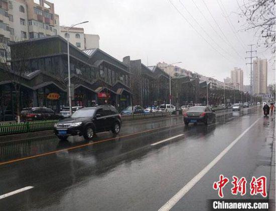3月26日早晨,兰州出现阴雨天气。 曹黎荔 摄