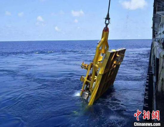 图为“水相多相流量计”下水工作。(资料图) 受访者供图