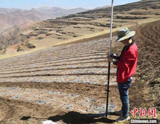 图为甘肃省定西市通渭县三调项目做航测点布控。(资料图) 受访者供图