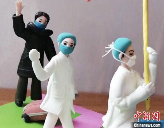 图为甘肃陇原巧手张霞以医护人员为主题创作的泥塑作品。 钟欣 摄