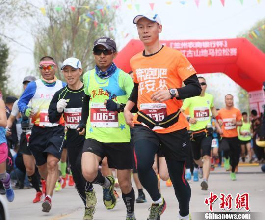 4月22日,河湟之旅·2018兰州红古山地马拉松赛激情开跑,吸引来自甘肃省内外的1800余名选手参加。 钟欣 摄